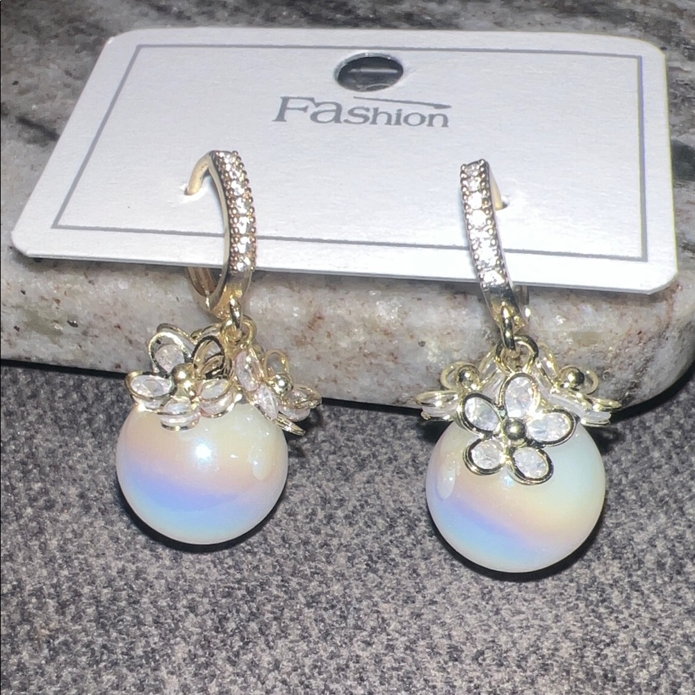 small Gold tone and iridescent Pearl earrings - Picture 2 of 4